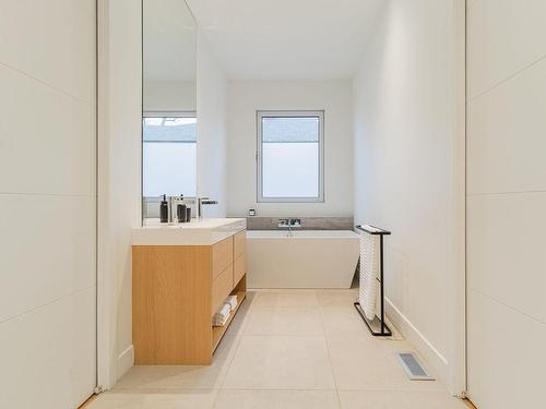Bathroom - 111 Rue Somerville, Montréal (Ahuntsic-Cartierville), QC - Indoor Photo Showing Bathroom