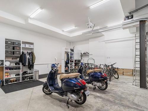 Garage - 111 Rue Somerville, Montréal (Ahuntsic-Cartierville), QC - Indoor Photo Showing Garage