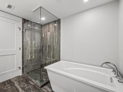 210-1700 Balmoral Ave, Comox, BC - Indoor Photo Showing Bathroom