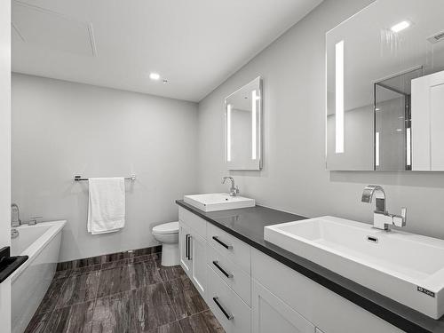 210-1700 Balmoral Ave, Comox, BC - Indoor Photo Showing Bathroom