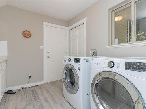 4712 Shell Beach Rd, Ladysmith, BC - Indoor Photo Showing Laundry Room