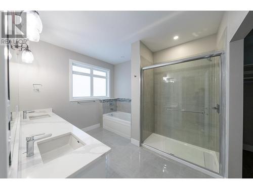 2852 Canyon Crest Drive, West Kelowna, BC - Indoor Photo Showing Bathroom