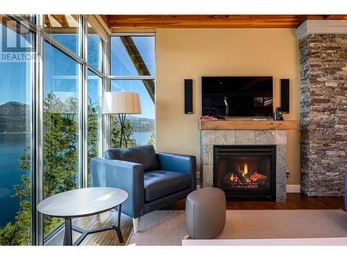 9845 Eastside Road Unit# 159, Vernon, BC - Indoor Photo Showing Living Room With Fireplace