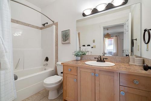 201 - 7307 Prospector Avenue, Radium Hot Springs, BC - Indoor Photo Showing Bathroom