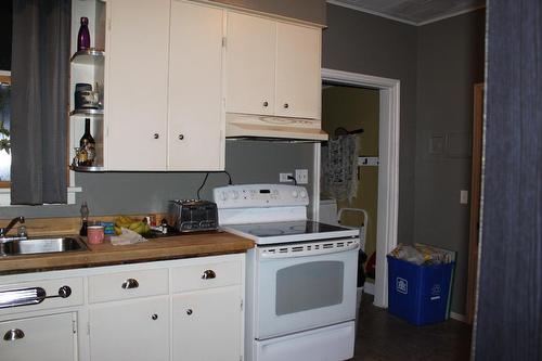 102 1St Avenue, Nakusp, BC - Indoor Photo Showing Kitchen