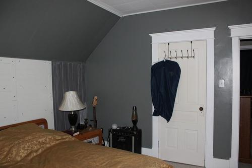 102 1St Avenue, Nakusp, BC - Indoor Photo Showing Bedroom