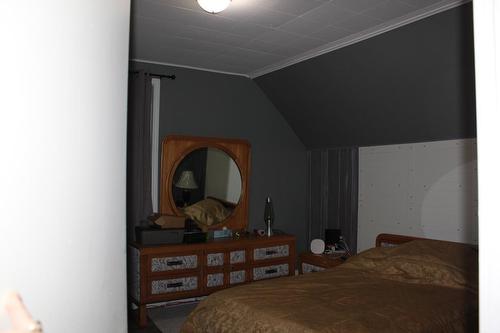102 1St Avenue, Nakusp, BC - Indoor Photo Showing Bedroom