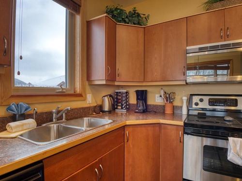 21-250 Strayhorse Road, Apex Mountain, BC - Indoor Photo Showing Kitchen With Double Sink