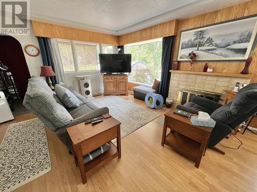 796 Vaughan Street, Quesnel, BC - Indoor Photo Showing Living Room With Fireplace