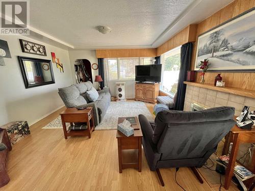 796 Vaughan Street, Quesnel, BC - Indoor Photo Showing Living Room