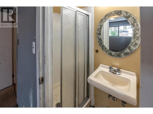 475 Balsam Avenue, Penticton, BC - Indoor Photo Showing Bathroom