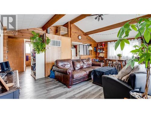 2325 Fletcher Avenue, Armstrong, BC - Indoor Photo Showing Living Room