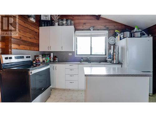 2325 Fletcher Avenue, Armstrong, BC - Indoor Photo Showing Kitchen