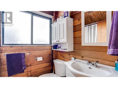 2325 Fletcher Avenue, Armstrong, BC - Indoor Photo Showing Bathroom