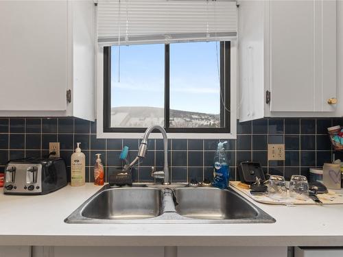 3003 11 Street, Vernon, BC - Indoor Photo Showing Kitchen With Double Sink