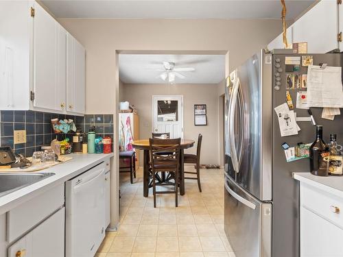 3003 11 Street, Vernon, BC - Indoor Photo Showing Kitchen