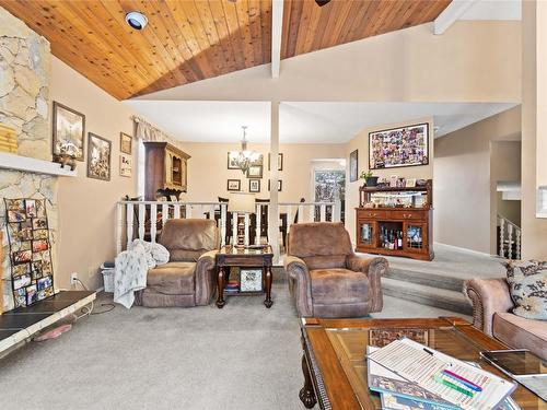 3003 11 Street, Vernon, BC - Indoor Photo Showing Living Room