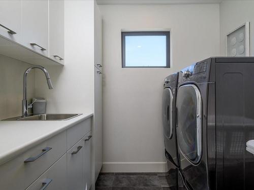 270 Crestline Terr, Nanaimo, BC - Indoor Photo Showing Laundry Room