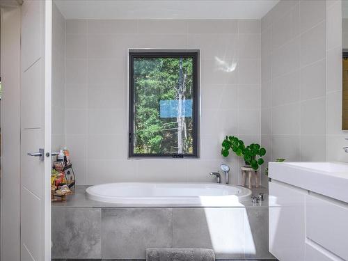 270 Crestline Terr, Nanaimo, BC - Indoor Photo Showing Bathroom
