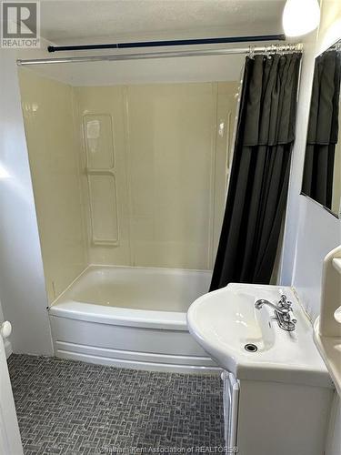 82 Taylor Avenue, Chatham, ON - Indoor Photo Showing Bathroom