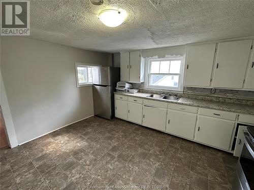 82 Taylor Avenue, Chatham, ON - Indoor Photo Showing Kitchen With Double Sink