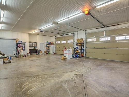 Garage - 561 Ch. Du Barrage, Saint-Joseph-De-Coleraine, QC - Indoor Photo Showing Garage