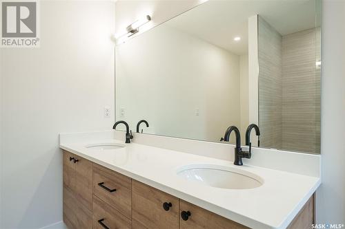 1308 14Th Street E, Saskatoon, SK - Indoor Photo Showing Bathroom