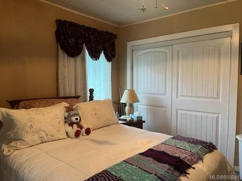 5787 Grandview Rd, Port Alberni, BC - Indoor Photo Showing Bedroom