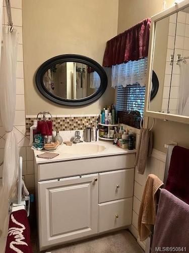 5787 Grandview Rd, Port Alberni, BC - Indoor Photo Showing Bathroom