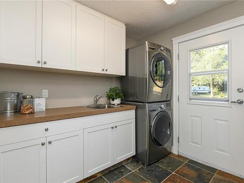 5069 Mitchell Rd, Courtenay, BC - Indoor Photo Showing Laundry Room
