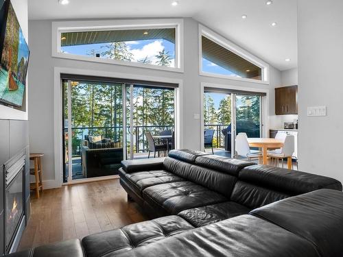 7477 Cottage Way, Lake Cowichan, BC - Indoor Photo Showing Living Room