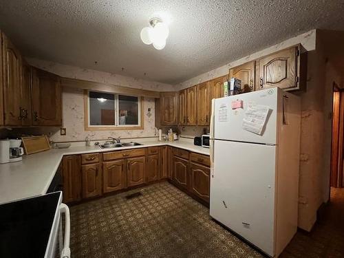 1060 Cornwall Avenue N, Fort Frances, ON - Indoor Photo Showing Kitchen With Double Sink