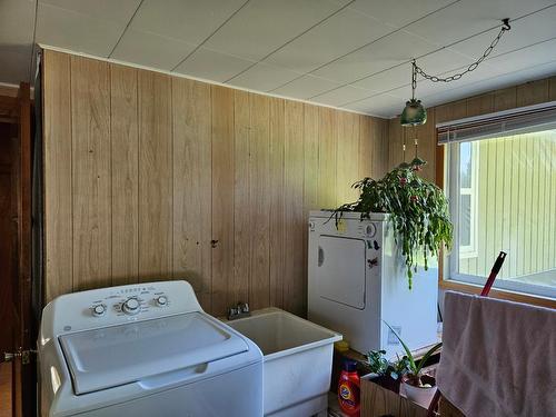432 Alexander Road, Nakusp, BC - Indoor Photo Showing Laundry Room