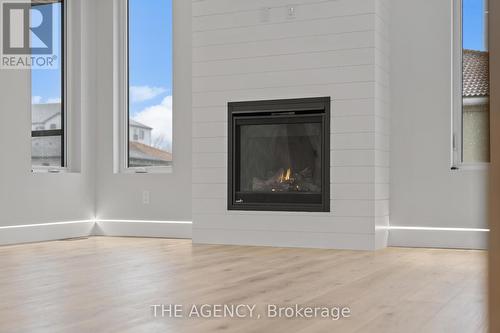#16 -5 John Pound Rd, Tillsonburg, ON - Indoor Photo Showing Living Room With Fireplace
