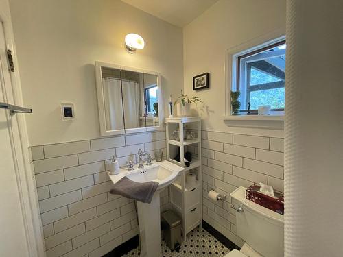109 Morgan Street, Nelson, BC - Indoor Photo Showing Bathroom