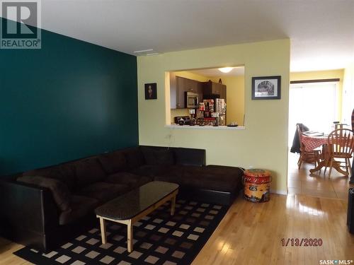 13 815 5Th Street Ne, Weyburn, SK - Indoor Photo Showing Living Room
