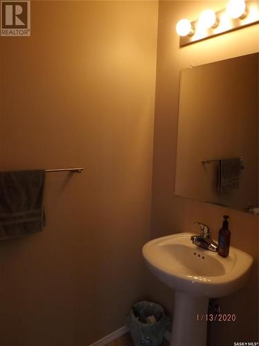 13 815 5Th Street Ne, Weyburn, SK - Indoor Photo Showing Bathroom