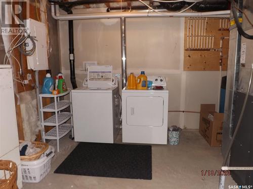 13 815 5Th Street Ne, Weyburn, SK - Indoor Photo Showing Laundry Room