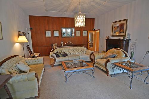 1565 Highway 3A, Nelson, BC - Indoor Photo Showing Living Room