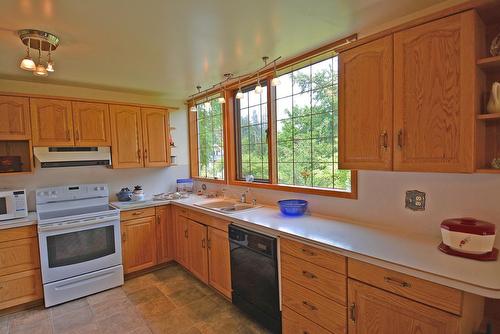 1565 Highway 3A, Nelson, BC - Indoor Photo Showing Kitchen