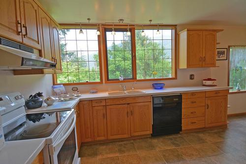 1565 Highway 3A, Nelson, BC - Indoor Photo Showing Kitchen