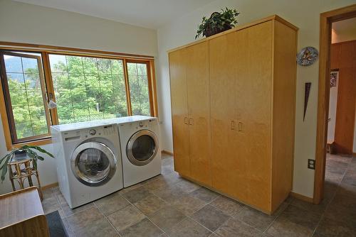1565 Highway 3A, Nelson, BC - Indoor Photo Showing Laundry Room