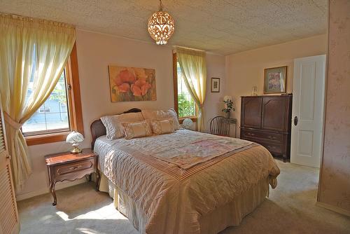 1565 Highway 3A, Nelson, BC - Indoor Photo Showing Bedroom