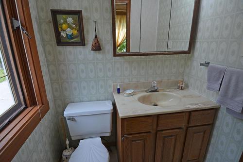 1565 Highway 3A, Nelson, BC - Indoor Photo Showing Bathroom