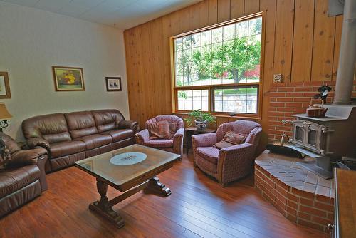 1565 Highway 3A, Nelson, BC - Indoor Photo Showing Living Room