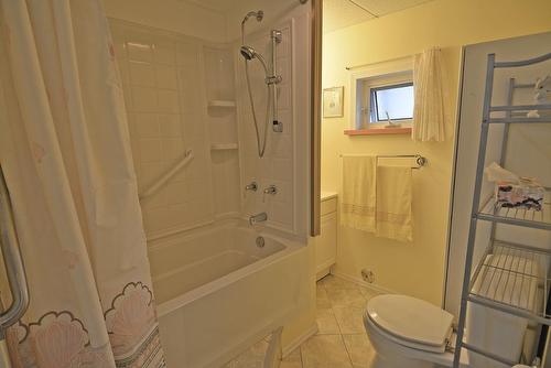 1565 Highway 3A, Nelson, BC - Indoor Photo Showing Bathroom