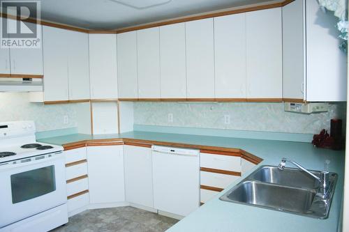 2382 Tamerac Terrace, Blind Bay, BC - Indoor Photo Showing Kitchen With Double Sink