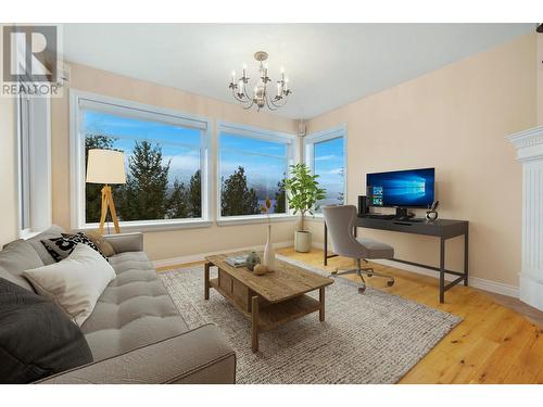 2620 Arthur Road, Kelowna, BC - Indoor Photo Showing Living Room