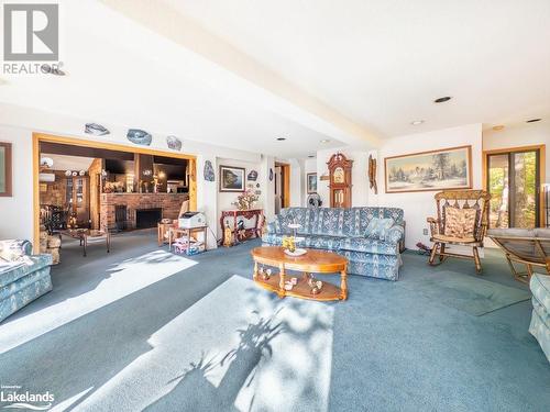 Family room - 399 Horseshoe Lake, Seguin, ON - Indoor Photo Showing Living Room