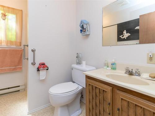 6787 Grant Rd West, Sooke, BC - Indoor Photo Showing Bathroom